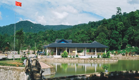 Khu du lịch sinh thái nước sốt Sơn Kim